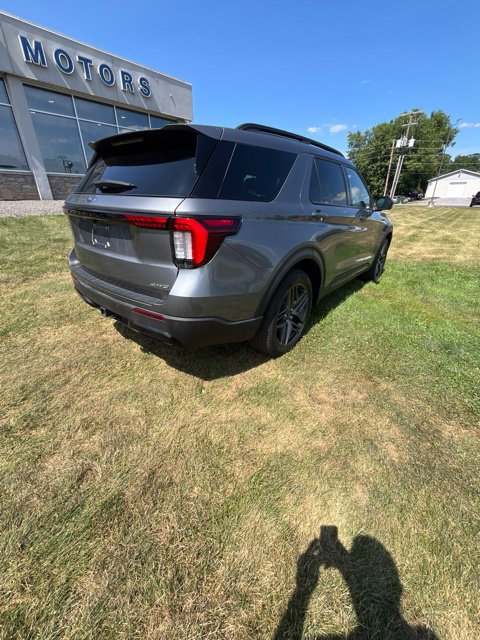 Used 2025 Ford Explorer ST-Line w/ ST-Line Street Pack AWD/4WD image 3