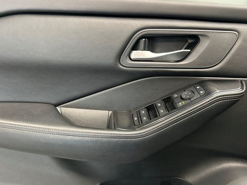 Used 2025 Nissan Rogue SV FWD image 11