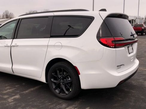 New 2026 Chrysler Pacifica Select image 5