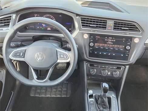 Used 2024 Volkswagen Tiguan SE image 27