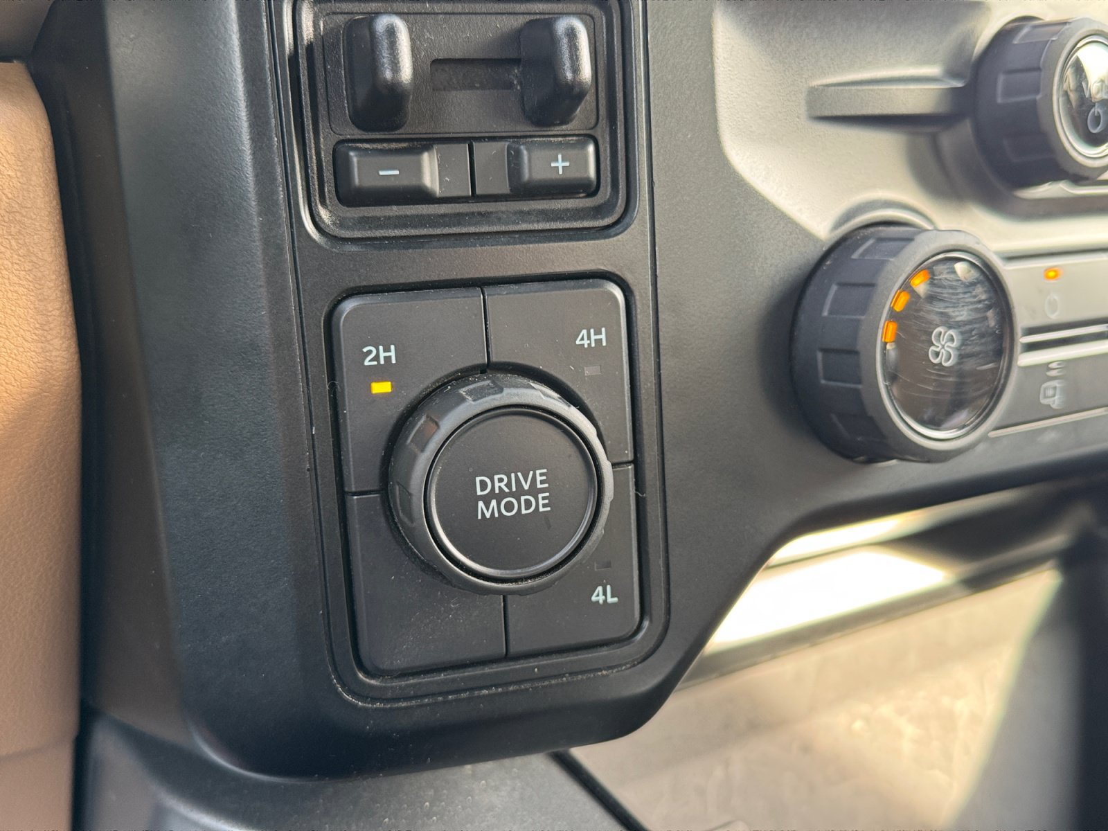 Used 2024 Ford F350 XLT w/ Camper Package AWD/4WD image 4