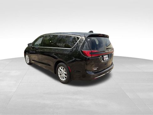 Used 2023 Chrysler Pacifica Touring-L FWD image 8