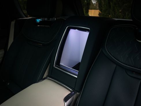 Used 2025 Land Rover Range Rover SV image 40