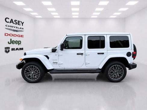 Used 2023 Jeep Wrangler Unlimited Sahara w/ Cold Weather Group AWD/4WD image 10
