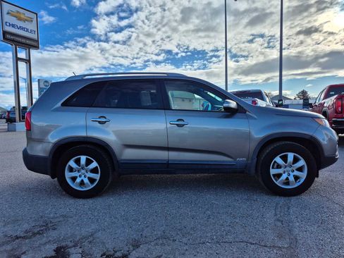 Used 2013 Kia Sorento LX w/ Convenience Pkg image 2