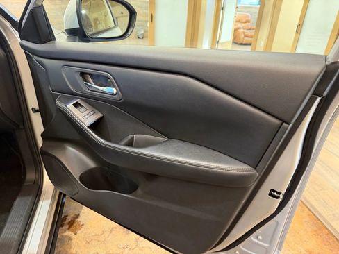 Used 2025 Nissan Rogue SV image 19