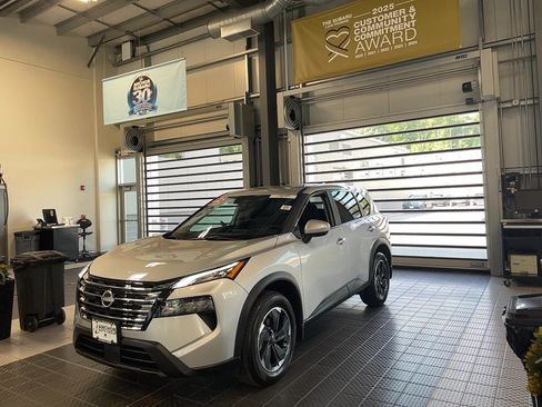 Used 2025 Nissan Rogue SV AWD/4WD image 3