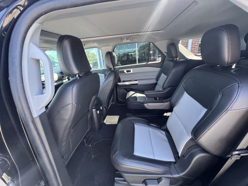 Used 2023 Ford Explorer XLT w/ Equipment Group 202A RWD image 9