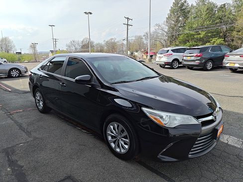 Used 2017 Toyota Camry LE image 3