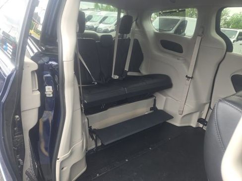 Used 2020 Chrysler Pacifica Touring-L FWD image 22