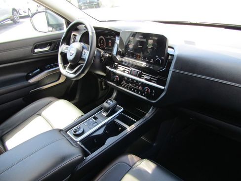 Used 2025 Nissan Pathfinder Platinum w/ Cargo Package AWD/4WD image 3