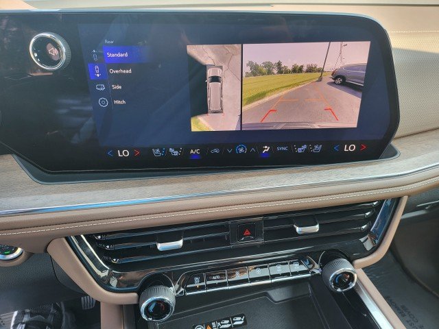 Used 2025 Chevrolet Suburban High Country AWD/4WD image 9