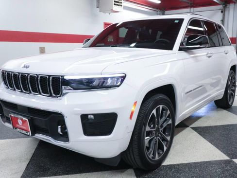 Used 2023 Jeep Grand Cherokee Overland w/ Luxury Tech Group IV AWD/4WD image 6