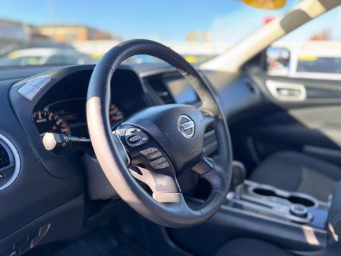 Used 2017 Nissan Pathfinder SV image 9