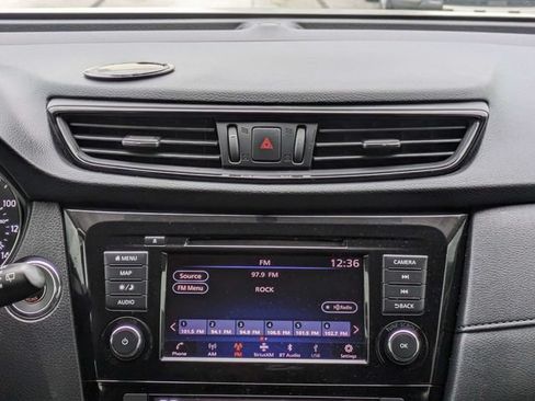 Used 2018 Nissan Rogue SV w/ Premium Package FWD image 18