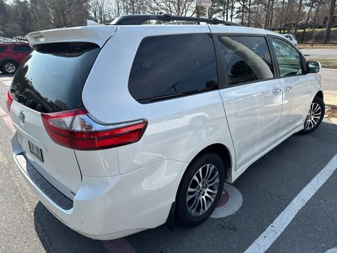 Used 2020 Toyota Sienna XLE w/ XLE Navigation Package image 4