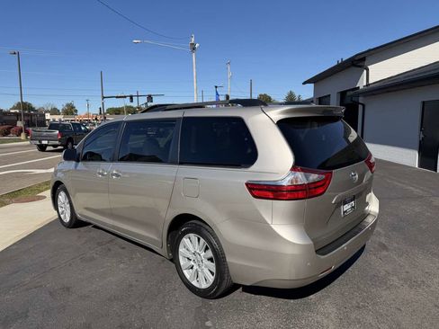 Used 2017 Toyota Sienna XLE Premium image 3