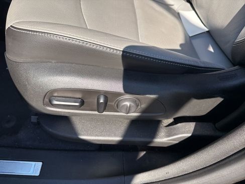 Used 2021 Chevrolet Equinox Premier AWD/4WD image 4