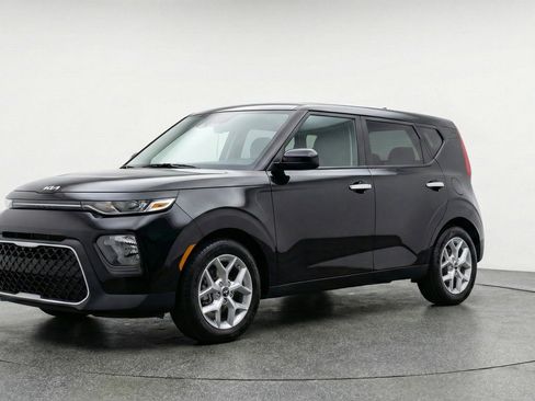Used 2025 Kia Soul LX w/ LX Technology Package FWD image 3