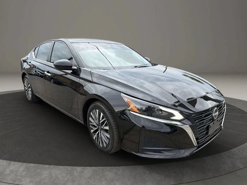 Used 2023 Nissan Altima 2.5 SV FWD image 3