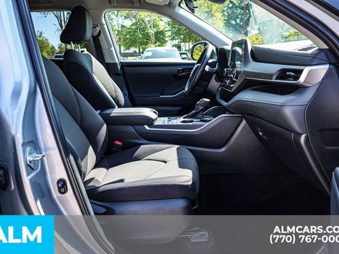 Used 2025 Toyota Highlander LE FWD image 21