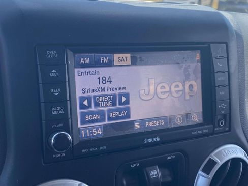 Used 2015 Jeep Wrangler Unlimited Sahara w/ Connectivity Group AWD/4WD image 17