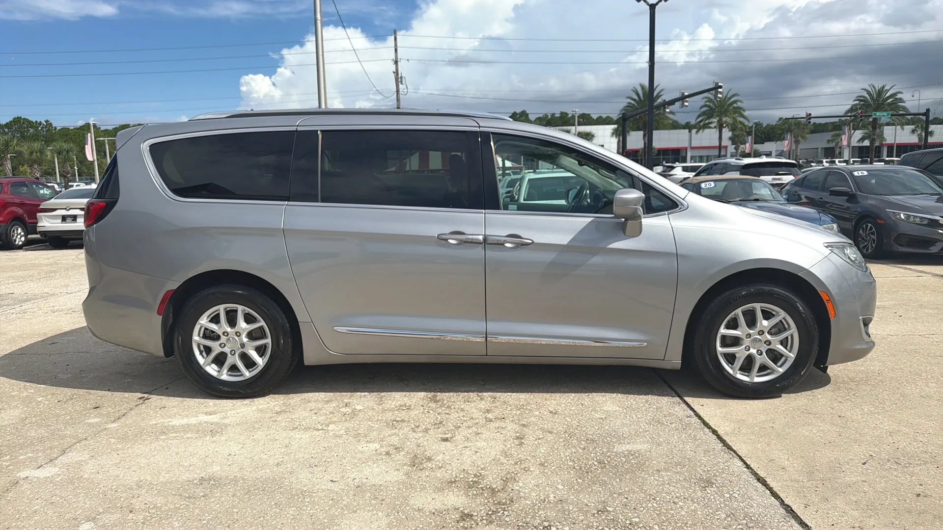 Used 2020 Chrysler Pacifica Touring-L FWD image 6