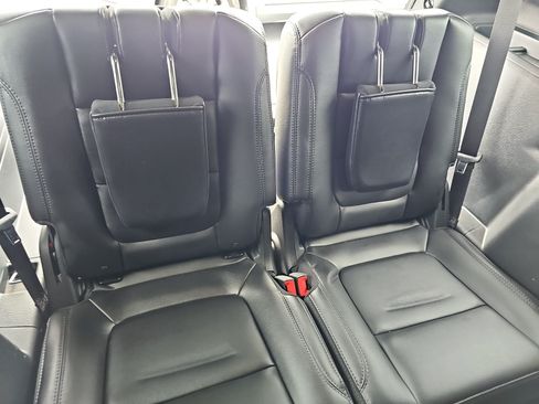 Used 2019 Ford Explorer XLT w/ Equipment Group 202A FWD image 12