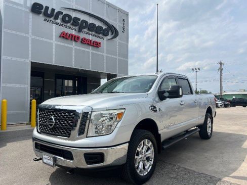 Used 2017 Nissan Titan SV image 2