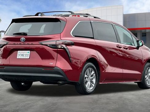 Used 2025 Toyota Sienna LE FWD image 5