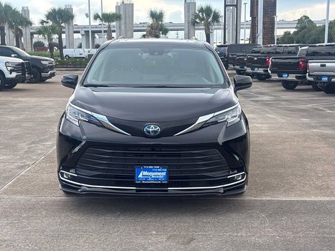 Used 2021 Toyota Sienna XLE FWD image 2