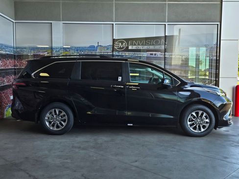 Certified 2026 Toyota Sienna XLE FWD image 4