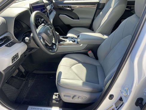 Used 2025 Toyota Highlander Limited image 19