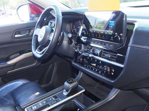 Used 2022 Nissan Pathfinder Platinum w/ Cargo Package FWD image 10