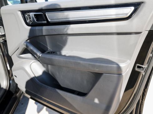 Certified 2023 Porsche Cayenne Platinum Edition image 27