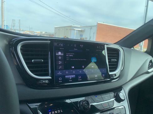 Used 2025 Chrysler Pacifica Select FWD image 22