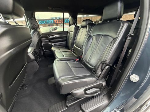Used 2024 Jeep Wagoneer L Series II w/ Flexible Seating Group RWD image 12