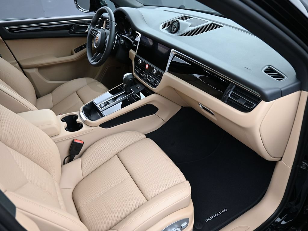 Certified 2026 Porsche Macan AWD/4WD image 32