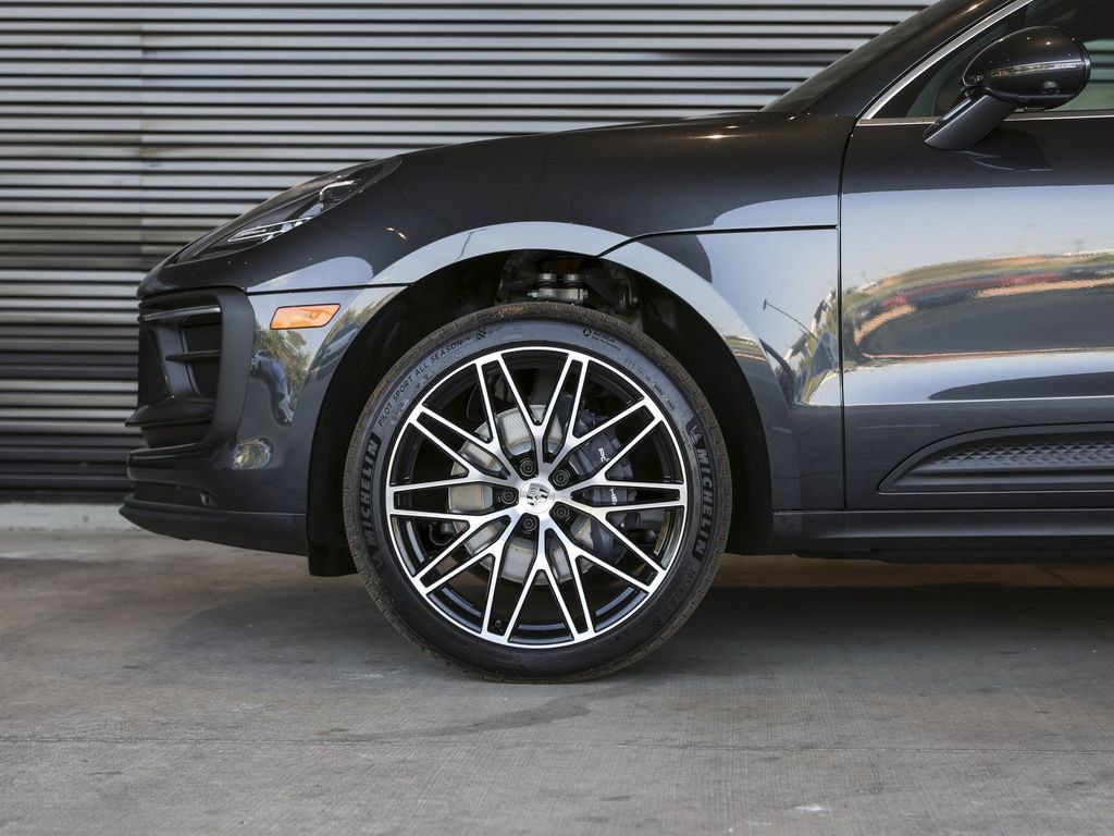 Certified 2026 Porsche Macan AWD/4WD image 12