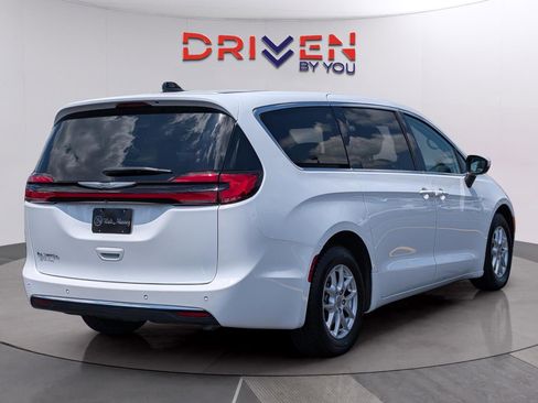 Used 2023 Chrysler Pacifica Touring-L w/ Uconnect Theater Family Group FWD image 5
