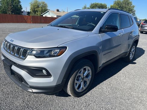 Used 2025 Jeep Compass Latitude w/ Convenience Group AWD/4WD image 1