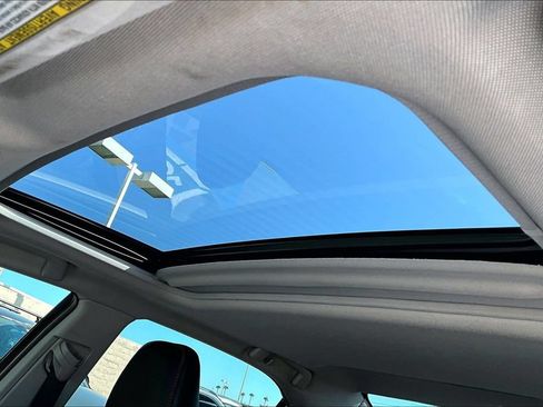 Used 2017 Toyota Camry SE w/ Moonroof Package FWD image 12