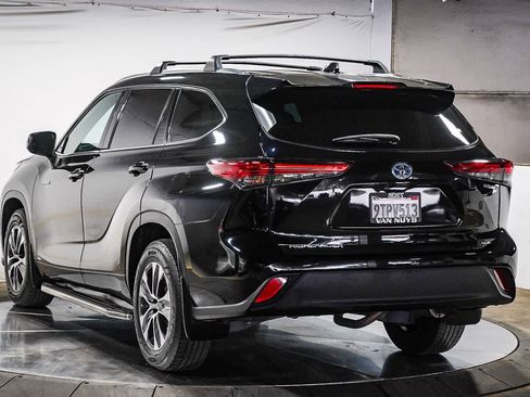 Used 2021 Toyota Highlander XLE image 6