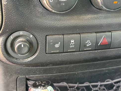 Used 2016 Jeep Wrangler Unlimited Rubicon w/ Connectivity Group AWD/4WD image 29