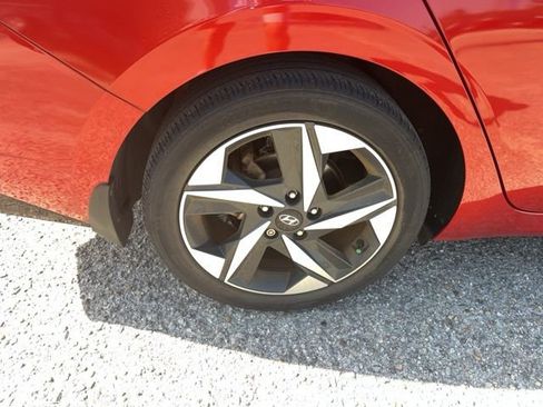 Used 2022 Hyundai Elantra Limited image 10