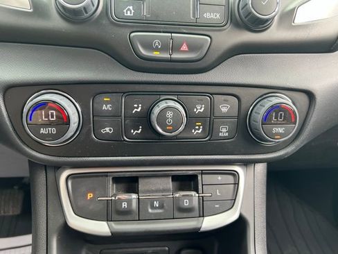 Used 2023 GMC Terrain SLE w/ Driver Convenience Package image 23