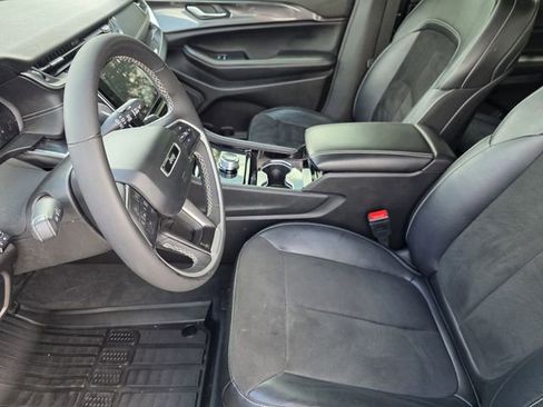 Used 2023 Jeep Grand Cherokee L Laredo RWD image 11