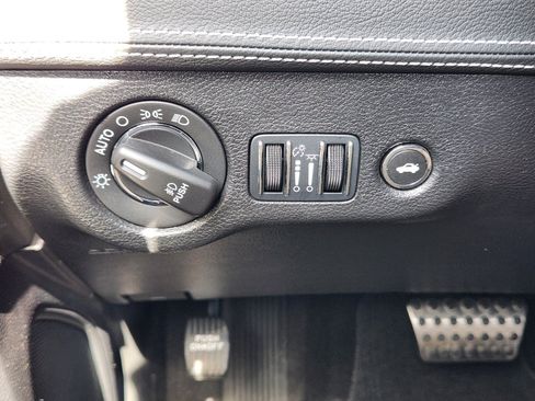Used 2023 Chrysler 300 C RWD image 18
