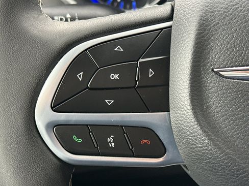 Used 2025 Chrysler Pacifica Select FWD image 17