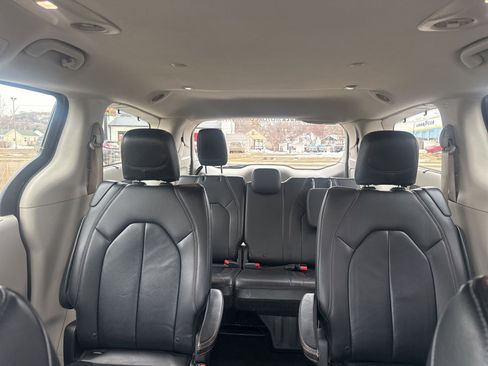 Used 2017 Chrysler Pacifica Touring-L image 17